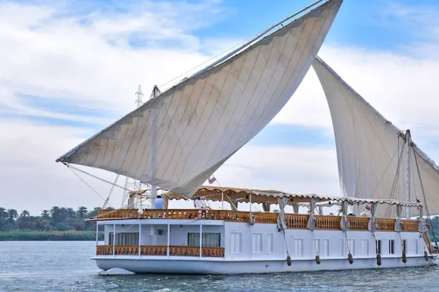 Dahabeya (program KHNOUM) 1 night hotel and 4 nights from Esna to Aswan